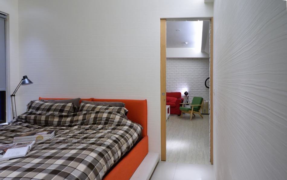 現(xiàn)代風(fēng)格主臥望向客廳設(shè)計效果圖